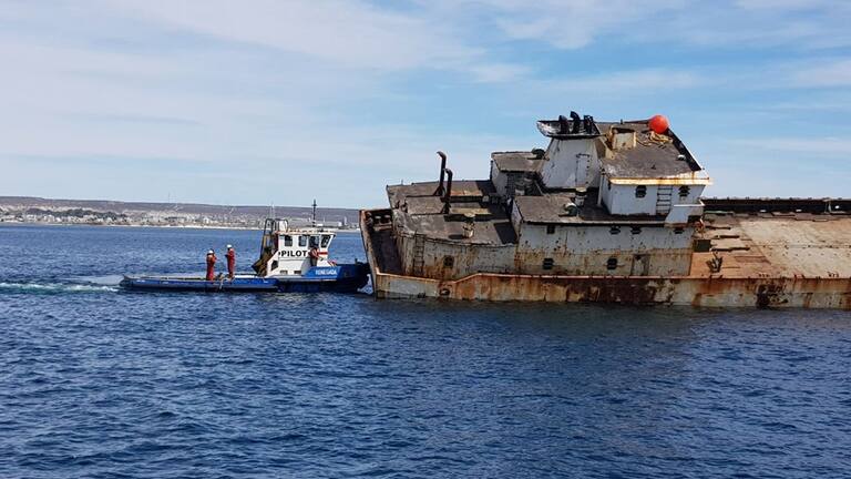 El pesquero frente a las costas de Puerto Madryn antes de ser hundido