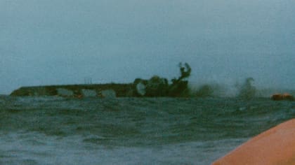 Hundimiento del crucero General Belgrano durante la Guerra de Malvinas. El casco está hundido casi en su totalidad.