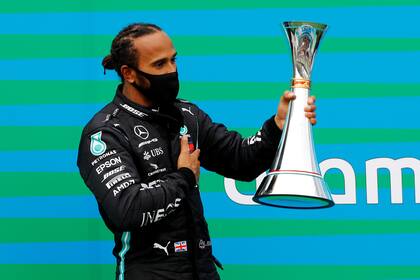 Hamilton, con el trofeo del Gran Premio de Hungría: otro trofeo para su cosecha