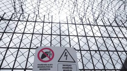 Hungría comenzó a construir una valla de cuatro metros de altura a lo largo de su frontera sur de 175 kilómetros en junio de 2015