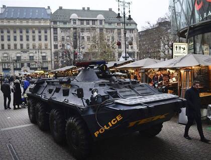Hungría. Medidas extremas en Budapest: un vehículo blindado patrulla