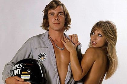 Hunt, en una foto promocional de los 70; en su buzo aparece la inscripción "Sexo, el desayuno de los campeones"