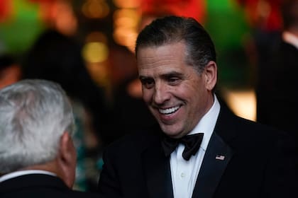 Hunter Biden habla con invitados antes de que el presidente Joe Biden haga un brindis durante una cena de Estado para el primer ministro de la India, Narendra Modi, en la Casa Blanca, el 22 de junio de 2023, en Washington. (AP Foto/Susan Walsh)