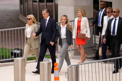 Hunter Biden, hijo del presidente Joe Biden, acompañado de su madre, la primera dama, Jill Biden, y su esposa, Melissa Cohen Biden, sale del tribunal federal tras escuchar el veredicto, el martes11 de junio de 2024, en Wilmington, Delaware. (AP/Matt Slocum)
