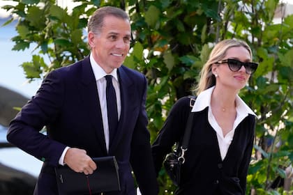 Hunter Biden llega a un tribunal federal acompañado de su esposa, Melissa Cohen Biden, el lunes 10 de junio de 2024, en Wilmington, Delaware. (AP Foto/Matt Slocum)