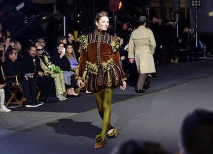 Hunter Schafer, la actriz de Euforia, desfiló con un traje que la diseñadora de vestuario Sandy Powell diseñó para el film Orlando