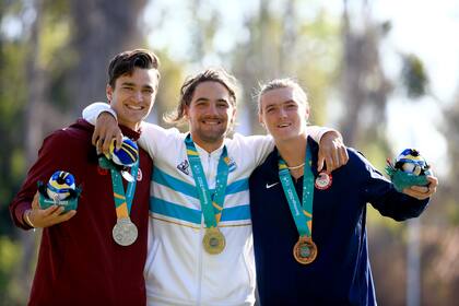 Hunter Smith (plata), Kai Ditsch (oro) y Daniel Johnson (bronce), durante la ceremonia de medallas