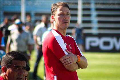 Israel Damonte, entrenador de Huracán, durante el partido que su equipo perdió por penales con Estudiantes de San Luis, por la Copa Argentina y en Cutral-Có.