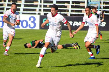 Diego Mendoza acaba de convertir el gol del empate del Globo en Cutral-Có. El equipo dirigido por Israel Damonte quedó eliminado de la Copa Argentina tras caer por penales con Estudiantes de San Luis.