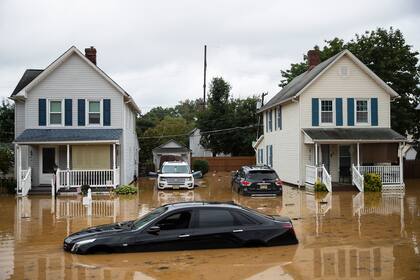 Un Cadillac sedán sumergido se ve en una calle residencial después de una inundación repentina, mientras la tormenta tropical Henri toca tierra, en Helmetta, Nueva Jersey