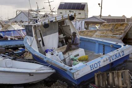 El pescador Hamilton Cosmos observa los desastres causados por el huracán