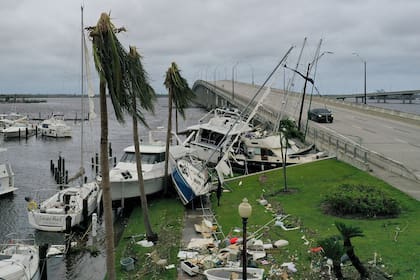 Varios barcos fueron arrastrados por el agua y el viento y terminaron arriba de una sección de la costanera en Fort Myers