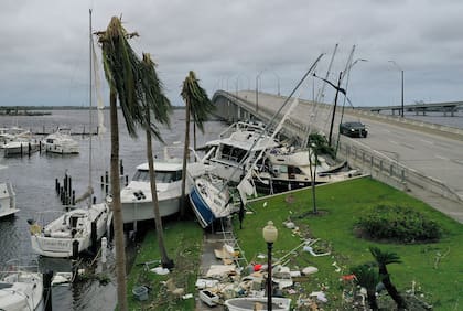 Los barcos son empujados hacia arriba en una calzada después de que el huracán Ian pasara por el área el 29 de septiembre de 2022 en Fort Myers, Florida