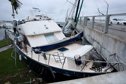 Por la fuerza de la marea varios barcos y veleros quedaron incrustados contra un puente