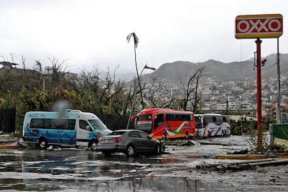 TOPSHOT - View of the damage caused after the passage of Hurricane Otis in Acapulco, Guerrero state, Mexico on October 25, 2023. Mexican authorities rushed to send emergency aid, restore communications and assess damage in the Pacific beach resort of Acapulco on Wednesday after a powerful hurricane left a trail of destruction. President Andres Manuel Lopez Obrador personally joined an official convoy heading for the seaside city by road, despite reports of landslides and other debris blocking the way. (Photo by FRANCISCO ROBLES / AFP)