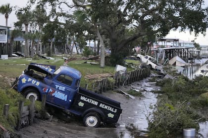 Camionetas y escombros yacen esparcidos en un canal en Horseshoe Beach, Florida, después del paso del huracán Idalia, el 30 de agosto de 2023.