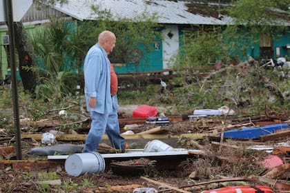 Tom Lanier, de 78 años, inspecciona los daños causados en su casa y los alrededores