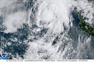 Huracán Lorena se debilita, pero sigue el riesgo de inundaciones y deslaves en costa oeste mexicana