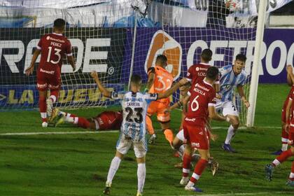 El gol de Augusto Lotti para Atlético Tucumán frente a Huracán; fue el 1-0