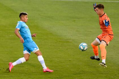 Thiago Almada, el 10 de Vélez, intenta definir mano a mano ante el arquero Cambeses