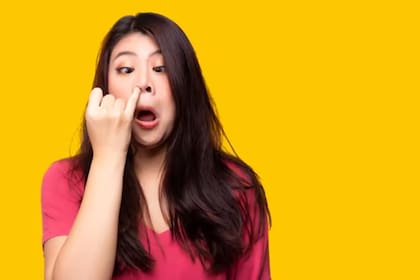 Hurgarse la nariz se conoce formalmente como rinotillexomanía, y comerse esos mocos pegajosos se conoce como mucofagia