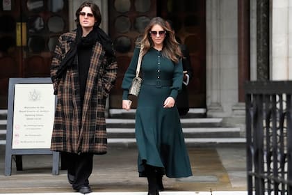 Hurley y su hijo Damian, a la salida de la corte de justicia británica