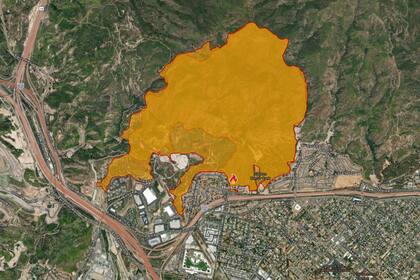Hurst Fire amenaza el noreste de Los Ángeles: el incendio, aún sin control total, afecta zonas cercanas a la autopista 210 y obligó a más evacuaciones