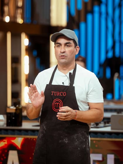 Husaín explica como un experto el plato que preparó para los jurados de MasterChef