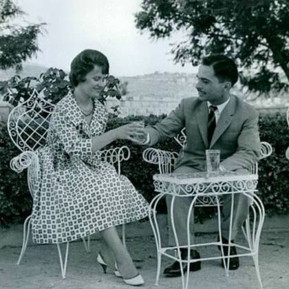 Huséin I conoció a Muna en 1961 y pronto ella se convirtió en la segunda esposa del rey; sin embargo, se especula con que el monarca no había abandonado su relación con Susan Cabot