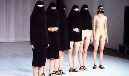 A través del burka Hussein Chalayan realizó una dura crítica hacia el trato de la mujer por los sectores radicalizados del mundo islámico