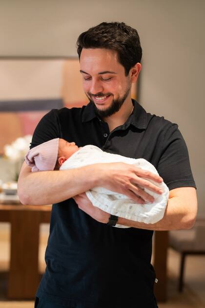 Hussein, príncipe heredero, con su sobrina en brazos.