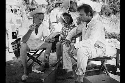 John Huston repasa el guion en un alto del rodaje, junto a Richard Burton y Liz Taylor