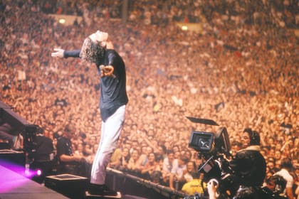 Hutchence, ante el público del estadio de Wembley