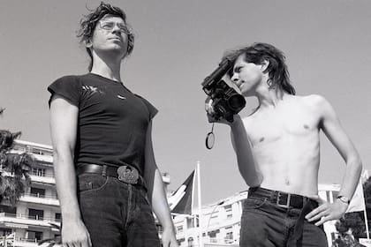 Hutchence con el director del documental, Richard Lowenstein, que fue uno de sus grandes amigos.