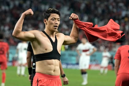 Hwang Hee-chan celebra el segundo gol de Corea ante Portugal, que le permitió clasificarse