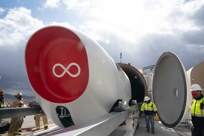 Hyperloop es una propuesta para un tren ultrarrápido que viaja por un tubo a baja presión para reducir la resistencia del aire y aumentar su velocidad; aunque la tecnología la desarrolló la firma de Elon Musk, otras empresas pueden implementarla