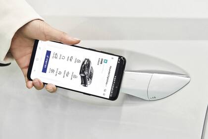 Hyundai está probando usar el teléfono para abrir el auto, usando su chip NFC; lo diseñó para sistemas de auto compartido, lo que elimina la necesidad de crear varias llaves o gestionar encuentros para intercambiarlas