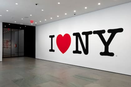 Ell icónico logo creado por Milton Glaser, en la entrada del Museo de Arte Moderno de Nueva York