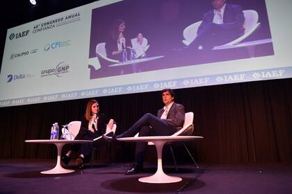 El exministro de Economía Hernán Lacunza en el 40º congreso anual del IAEF, entrevistado por Carolina Amoroso