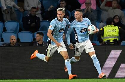 Iago Aspas, con pelota en un brazo, festeja su gol, el día que alcanzó el récord de presencias en Celta