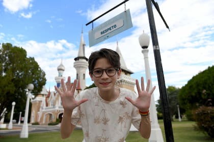 Ian durante la sesión de fotos en la República de los Niños, en La Plata