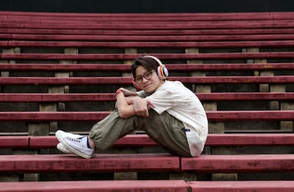 Ian estudia japonés, va a un taller de animación y dibujo y hace comedia musical