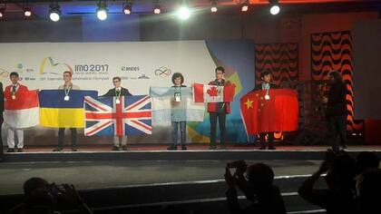 Ian Fleschler con la bandera argentina