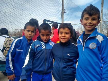 Ian, junto a su hermano Thiago, y sus compañeritos del equipo de la 2010 del Tomba.