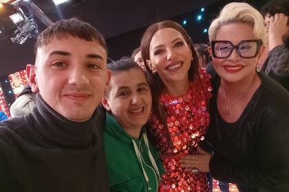 Ian junto a su madre, Evangelina Anderson y Carmen Barbieri