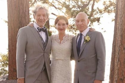 Ian McKellen junto a Patrick Stewart y su esposa, Sunny Ozell, en el día de la boda de la pareja