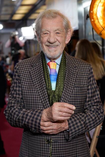 Ian McKellen posa a su llegada al estreno europeo de The Critic, en Londres, el lunes 2 de septiembre de 2024. (Foto AP/Alberto Pezzali)