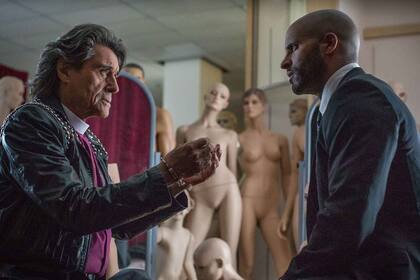 Ian McShane encarna al irritante y misterioso Mr. Wednesday.