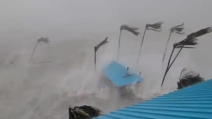 Ian se volvió una tormenta tropical con vientos de 104 kilómetros por hora