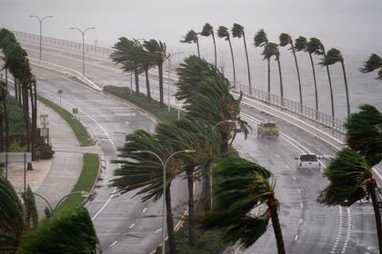 Ian, uno de los huracanes más potentes que azotó Estados Unidos, atravesó la península de Florida el miércoles en la noche y amenazaba con provocar inundaciones catastróficas en el interior